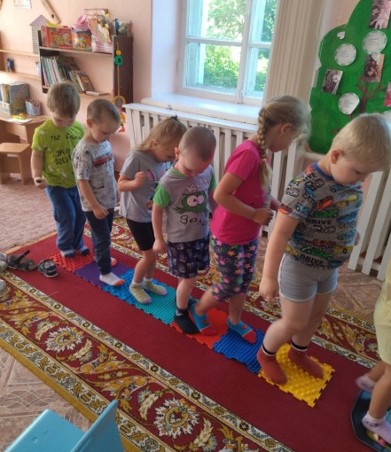 Маленькие ножки идут по массажным дорожкам Маленькие ножки идут по массажным дорожкам.